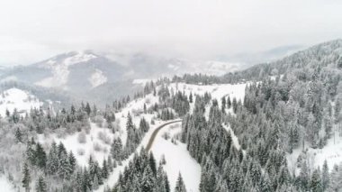 Karpat Dağları kar ile