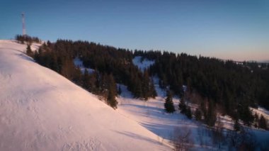 kış gün batımında Karpat Dağları