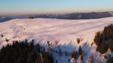 kış gün batımında Karpat Dağları