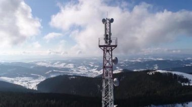 güneşli kış anda dağlarda