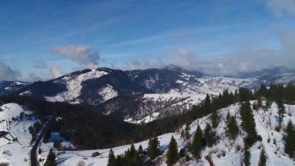 Карпатские горы в солнечное время — стоковое видео