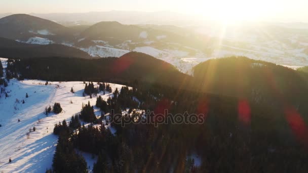 Montañas en tiempo soleado en invierno — Vídeos de Stock