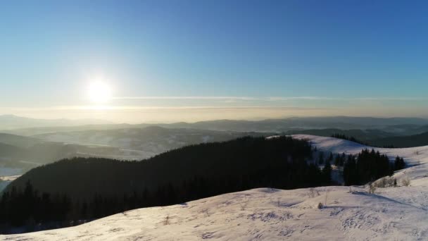 Montagnes carpates au coucher du soleil en hiver — Video