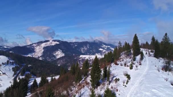 Berge in sonniger Zeit im Winter — Stockvideo