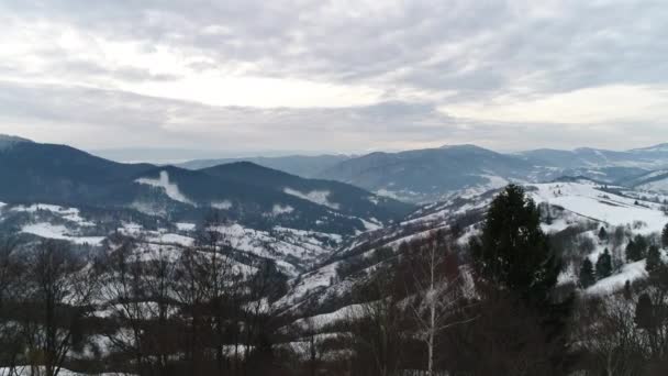 Красивые горы в зимнее время — стоковое видео