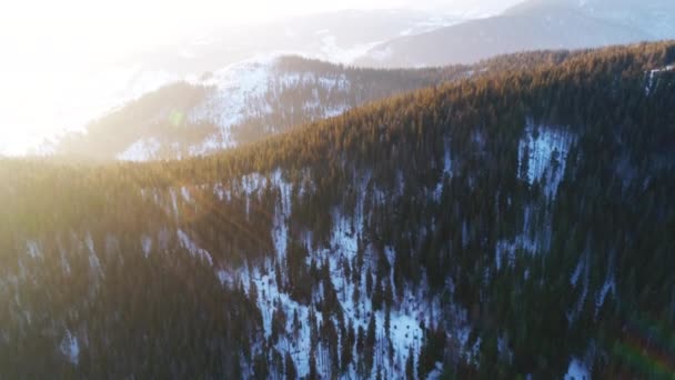 Montañas en tiempo soleado en invierno — Vídeos de Stock