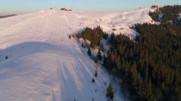 montagnes carpates au coucher du soleil en hiver 
