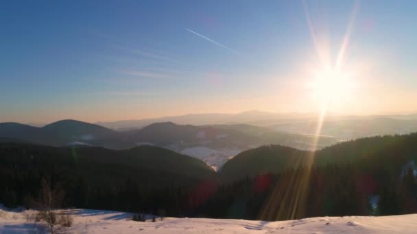 Montanhas dos Cárpatos no pôr-do-sol no inverno — Vídeo de Stock