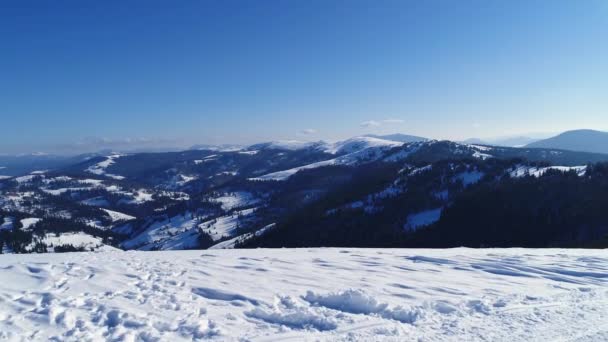 Montanhas em tempo ensolarado no inverno — Vídeo de Stock