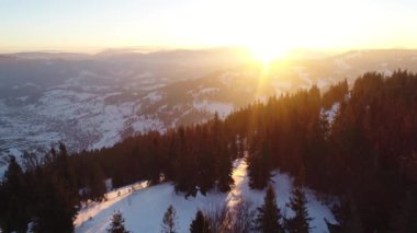 gün batımında Karpat Dağları 