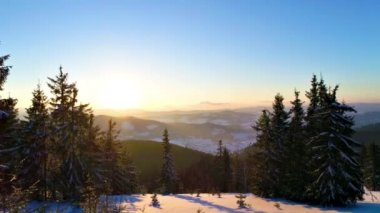 gün batımında Karpat Dağları 