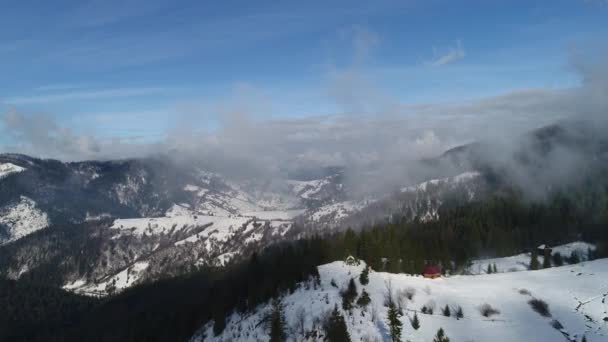 Napos időben a téli hegyekben — Stock videók