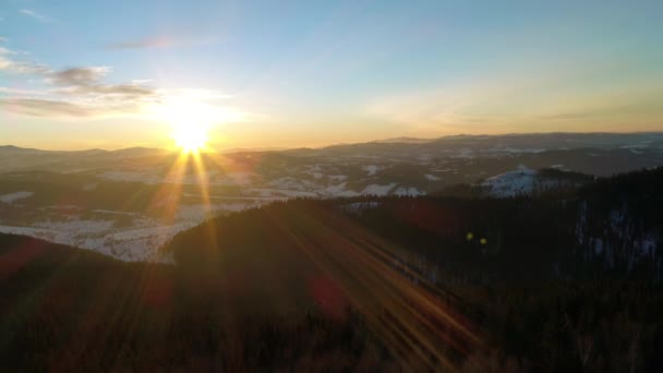 Montanhas dos Cárpatos no pôr-do-sol no inverno — Vídeo de Stock