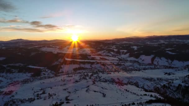Karpaten in zonsondergang in de winter — Stockvideo
