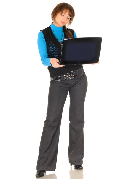 Mujer joven en papel de estudiante posando con portátil moderno sobre fondo blanco — Foto de Stock