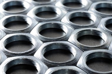 Yakın plan krom metal fındıklar. Metal çizgiler