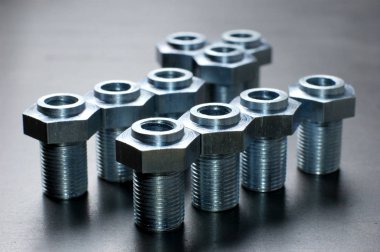 Birkaç krom metal cıvataya yakın çekim