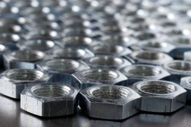 Yakın plan krom metal fındıklar. Metal çizgiler