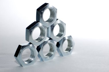 Beş krom metalden oluşan bir piramidin yakın çekimi.