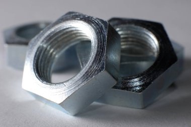 Birkaç düz metal fındık yakın plan.