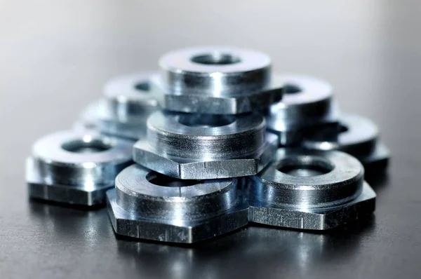 Close-up van meerdere platte metalen moeren — Stockfoto