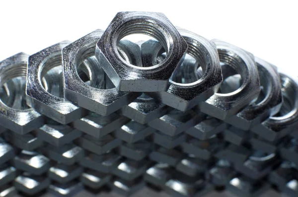 Sayısız krom metal cevizinden oluşan yakın plan duvar.