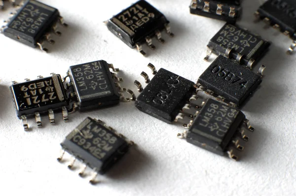 Los chips electrónicos SMD en la caja SOIC se encuentran en la parte superior —  Fotos de Stock