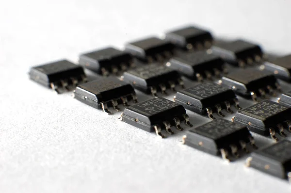 Chips electrónicos SMD en estuche SOIC —  Fotos de Stock