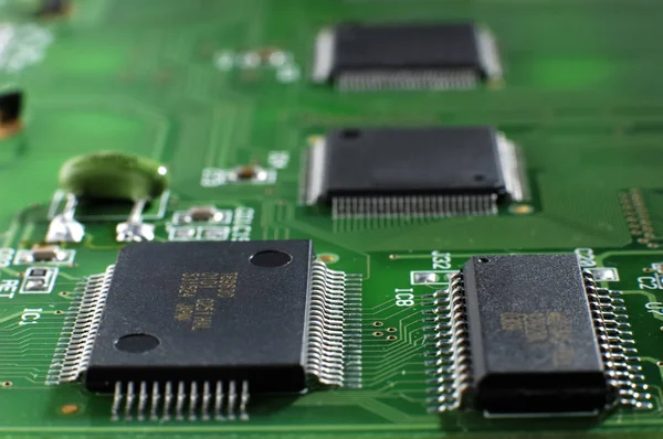 Cerrar tarjeta de memoria verde con chip SMD — Foto de Stock