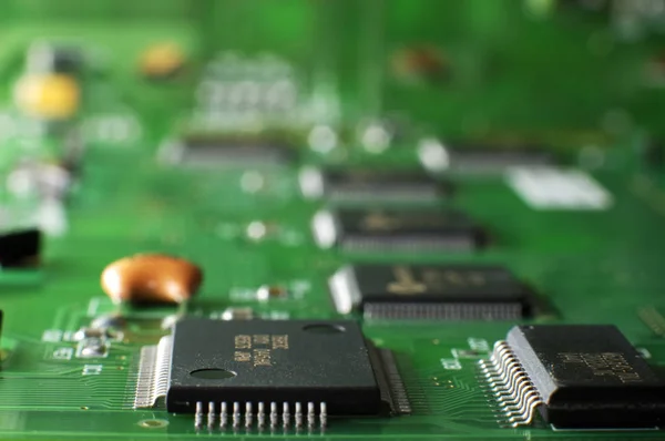 Cerrar tarjeta de memoria verde con chip SMD — Foto de Stock