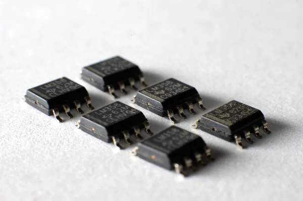 Электронные чипы SMD в корпусе SOIC — стоковое фото