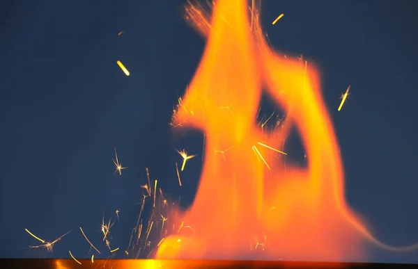 Las llamas de cerca de un quemador de alcohol sobre un fondo oscuro — Foto de Stock