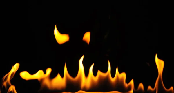 Крупным пламенем горелки спирта на темном фоне — стоковое фото