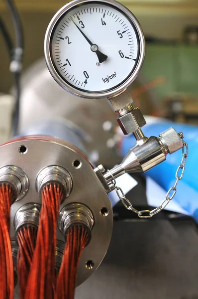 Mesure de pression dans le dispositif de métallisation avec un conducteur de fil de cuivre rouge dans l'isolation kapton . — Photo