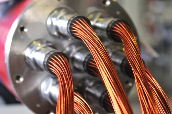 Κοντινό πλάνο αγωγών κόκκινου χάλκινου σύρματος στη μόνωση του Κάπτον. Ηλεκτρικές συσκευές και επισκευές. — Φωτογραφία Αρχείου
