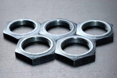 Balpeteği şeklinde beş krom metal fındık.