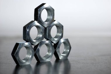 Beş krom metalden oluşan bir piramidin yakın çekimi.