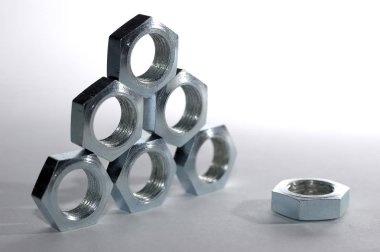 Beş krom metalden oluşan bir piramidin yakın çekimi.