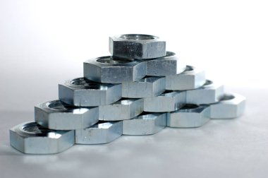 Sayısız krom metal cevizinden oluşan yakın plan duvar.