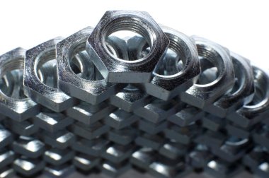 Sayısız krom metal cevizinden oluşan yakın plan duvar.