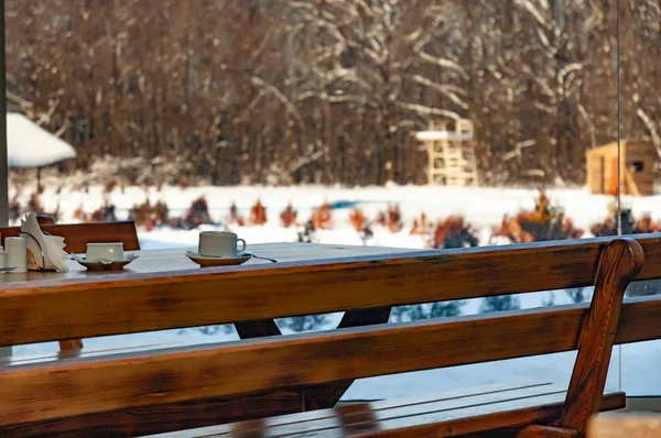 Gemütliche Holzbank und ein Tisch in einem Café — Stockfoto
