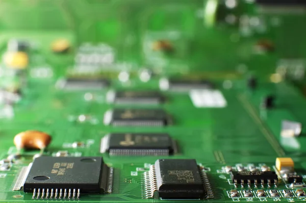 Cerrar tarjeta de memoria verde con chip SMD —  Fotos de Stock