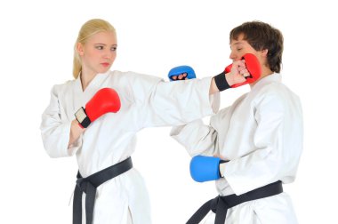 Beyaz kimonolu genç Karateka öğrencileri