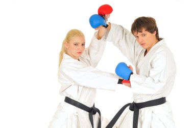 Beyaz kimonolu genç Karateka öğrencileri