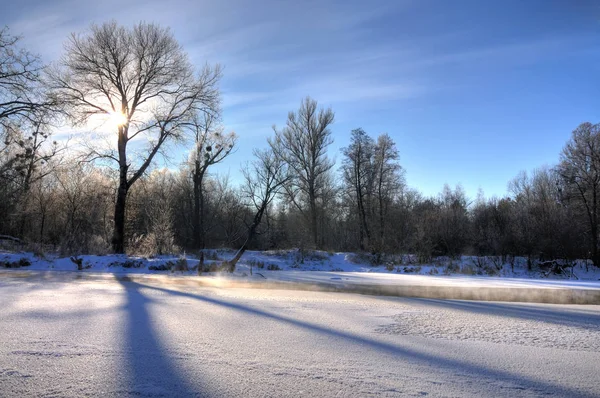 Mesmerizante paisagem de inverno belos snowdrifts — Fotografia de Stock