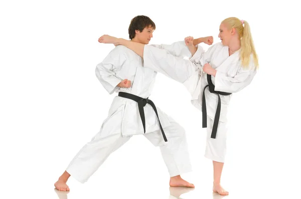 Linda chica rubia y un joven chico descarado karate — Foto de Stock