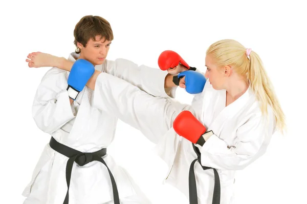 Jonge karateka studenten in witte kimono — Stockfoto