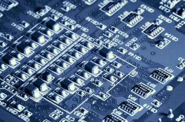 Elektrikli bir aletin mikro çipine sahip tahta