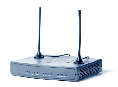 Bir internet modemi ve TV alıcısının yakın plan görüntüsü