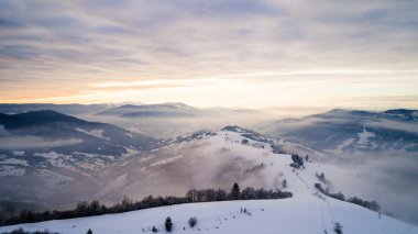 Dağların ve kayaların büyüleyici manzarası